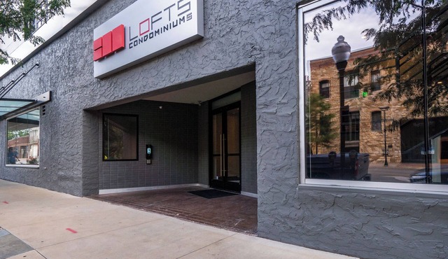 Downtown Lawrence Condo 1 Block to Mass St Walk to KU Hot Tub Sleeps 4