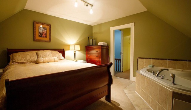 Downtown Liverpool, elegant garrett penthouse, Jacuzzi for two.