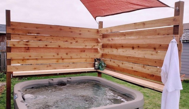 *Downtown Location*Hot Tub*Fenced Yard for Dogs*