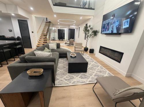 Downtown Luxe Stay - High River