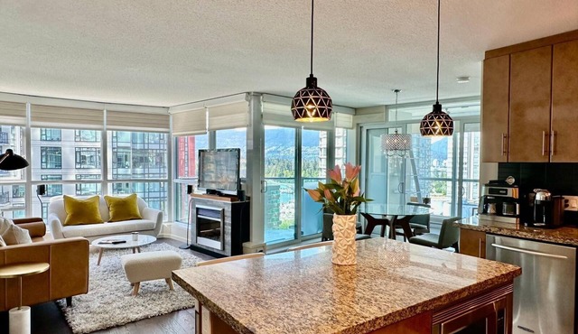 Downtown Luxury 2 bdr, 2 bath & den.