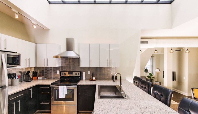 Downtown Luxury 2BR Penthouse Loft | Sleeps 8-9