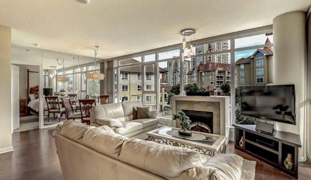 Downtown Luxury Accommodations steps to the Pool and Beach . Heart of Kelowna