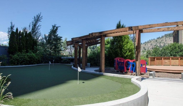 Downtown Luxury Accommodations steps to the Pool and Beach . Heart of Kelowna