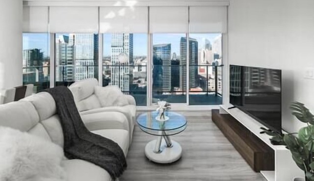 Downtown Luxury condo near Stampede/BMO center/LRT/free parking/gym