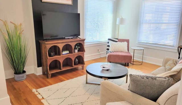 Downtown Main Street One-Bedroom Suite w/Hi-Speed Wifi
