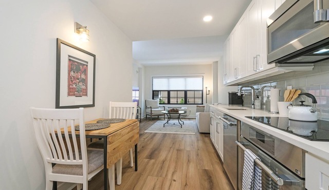 Downtown One Bedroom Suite Steps to Metro North