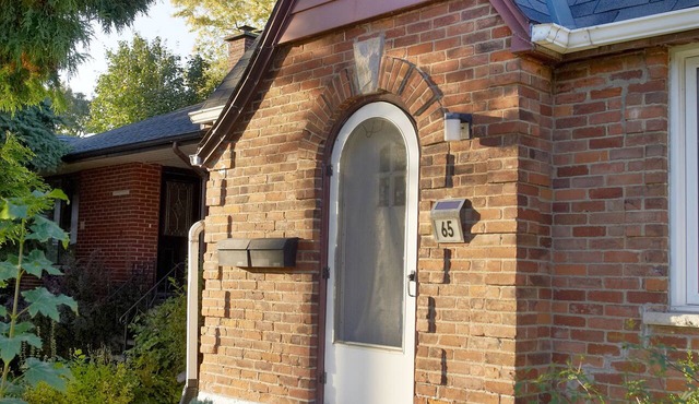 Downtown Quaint & Quiet Basement Apartment