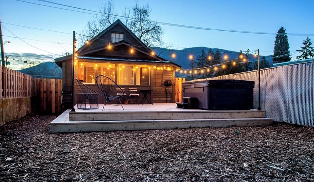 Downtown Rogue River, Game Room, 70" Smart TV, Two Minutes to I-5
