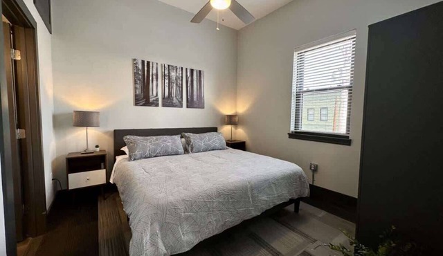 Downtown Rooftop Apt- Walkable, Private, Modern