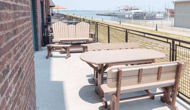 Downtown Sandusky Waterfront Chesapeake Condo-Cedar Point