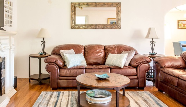 Downtown Santa Fe, Walk to Plaza, 2B/2B + Full Kitchen, AIr Conditioned
