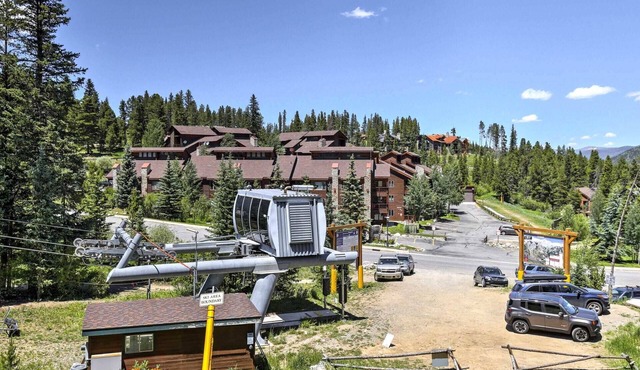 Downtown & Slope-side Retreat off 4'Oclock Road and walk to everything!