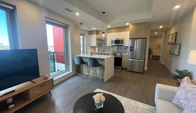 Downtown Spotless 2 Bed 2 Bath with 6 appliances