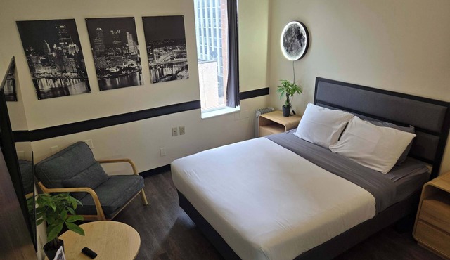 Downtown Studio Retreat | Queen Bed + 55” Smart TV + River Views