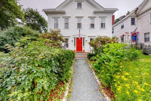 Downtown Studio w/Full Kitchen & Shared Porch - Walk Everywhere in Town