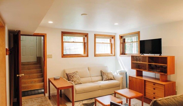 Downtown Suite | 10-Mins Walk to Beach