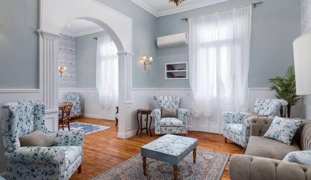 `Downtown Sunny Hideaway: Vintage, 7 Balconies`