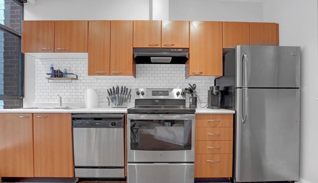 Downtown Vancouver 2BR Stay - Balcony + Workspace