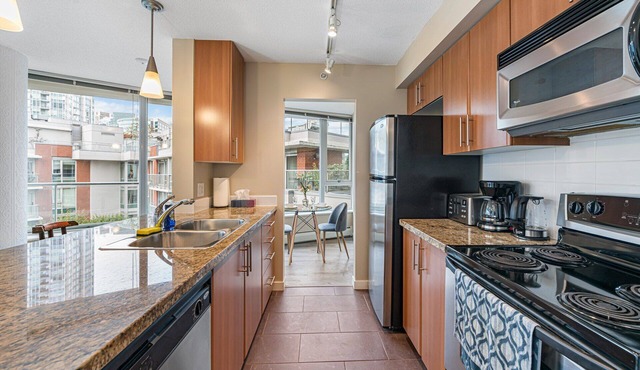 Downtown Vancouver Condo, Pool, Gym, Skytrain