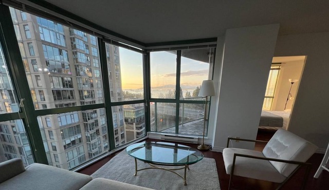 Downtown Vintage Ocean View Condo and Sunset Beach