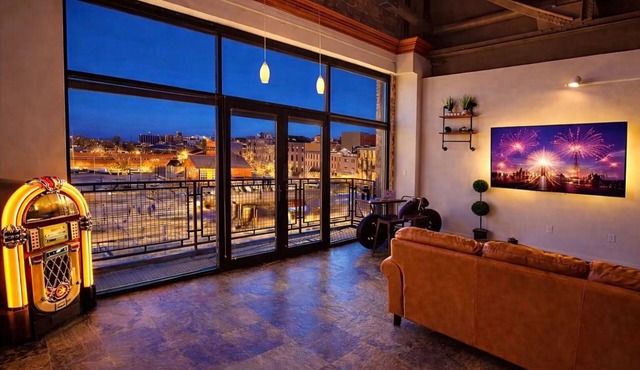 Downtown Waterfront Getaway Mario Room Breathtaking View Cedar Point Lake Erie!