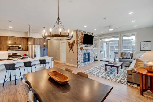 Downtown WP Loft 308 I Huge Hot Tub I Great Views I Activity Program