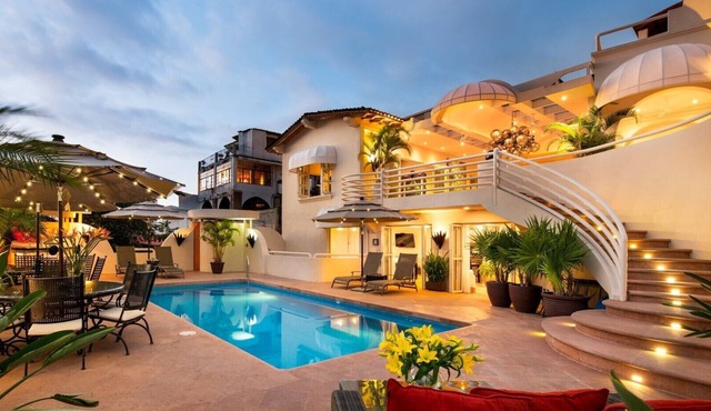 DOWTOWN VILLA INCREDIBLE VIEWS WITH FULL STAFF