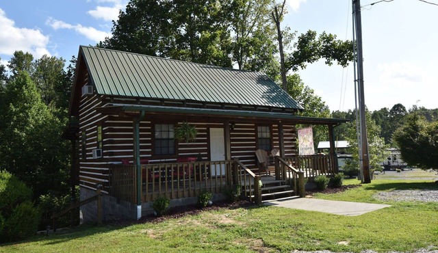 Dragonfly Retreat - Cozy 2BR Pondside Cabin