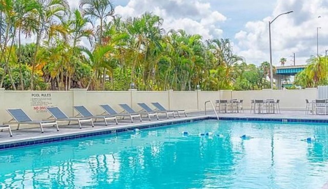 Dream Family Vacation! 2 Classy Units, Pool, Fitness Center, Near Marlins Park!