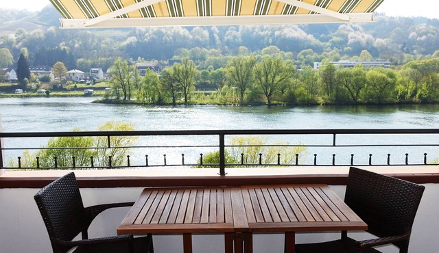Dream location - Exclusive comfort apartment Zell Mosel with balcony and water view