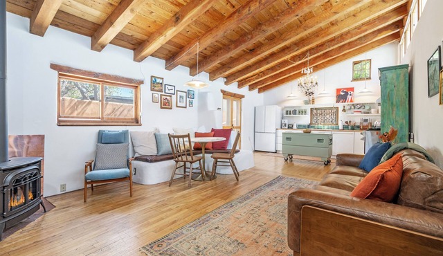 Dream LOCATION - GORGEOUS Adobe - Walk to Everything - Fireplace - King + Queen