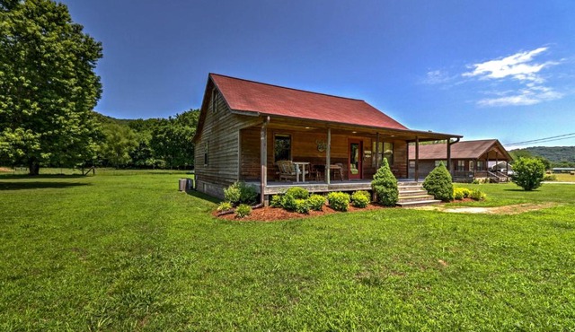 Dream Valley Mountain View Cabin w/Covered Porch!