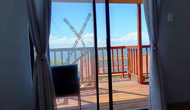 Dream View Cabin 3 minutes to Anstey's beach sleeps 4-6 guests. Pet-unfriendly.