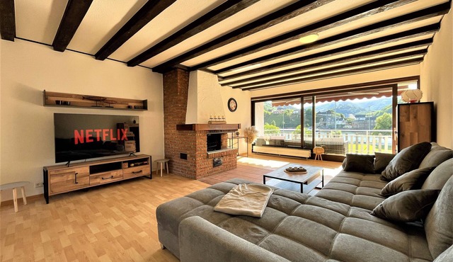 ★Dream view | fireplace | balcony | castle view | 65-inch TV | Netflix | Sky | Joyn★