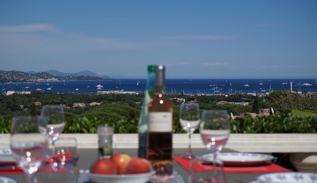 DREAM VIEW! Terrace, pools, tennis, parking, A/C, top WiFi (workation), 2 wc