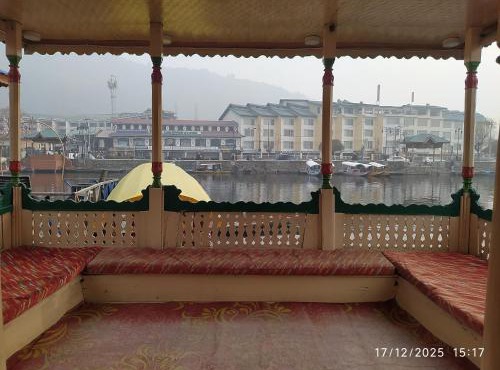 Dreamer's Destination "group of Houseboat"