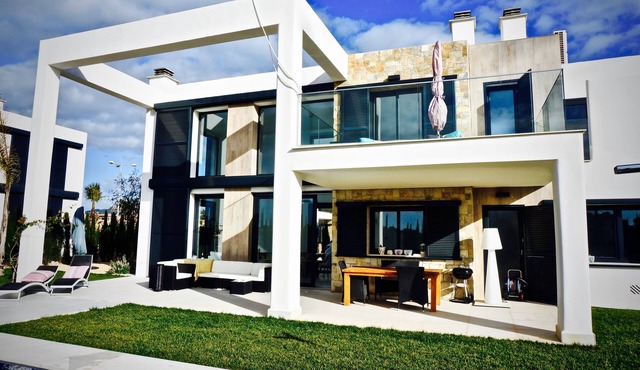 dreamlike new building - villa in Bauhaus style, own pool and garden, near the beach,