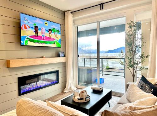 Dreamy Panoramic Lakeview 1 Bedroom plus Den