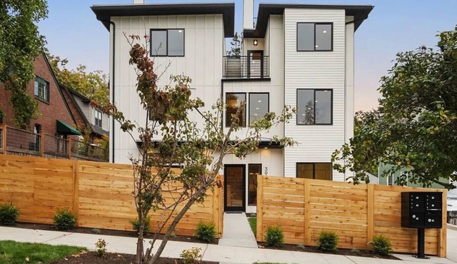 Dreamy Wallingford Lux Home| 360° Rooftop Deck