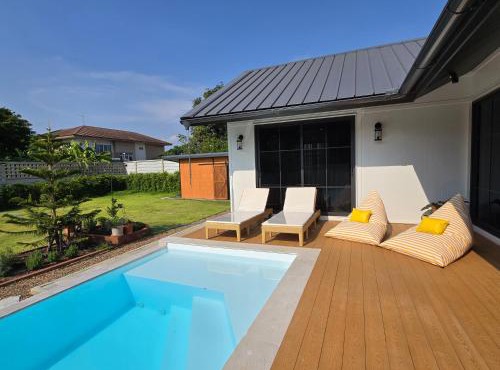 DRIZZLE pool and pillows