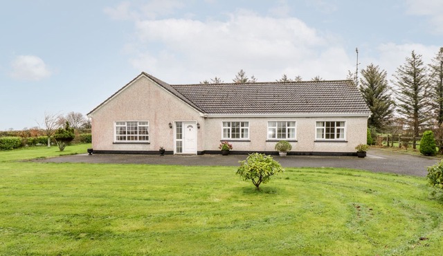 DROMORE WEST COTTAGE, family friendly in Dromore West, County Sligo