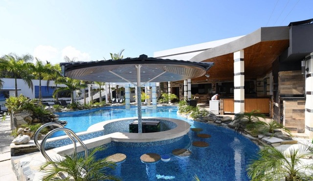 Drop everything & party in Sosua! Luxury villas near clubs