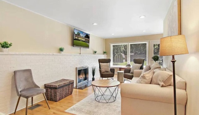 DT Libertyville home w/ 2 Fireplaces by Navy Base!