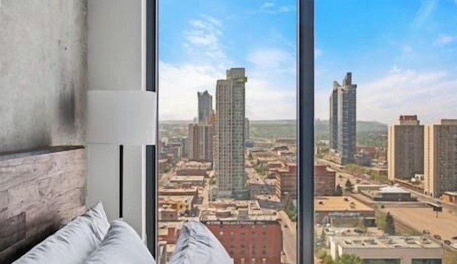 DT Views |King Bed |Mins to Stampede | UG Parking
