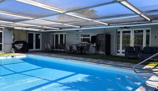 Dual Masters - Screened Pool - Media Game Room - 1GB Internet - Beach 6 Miles