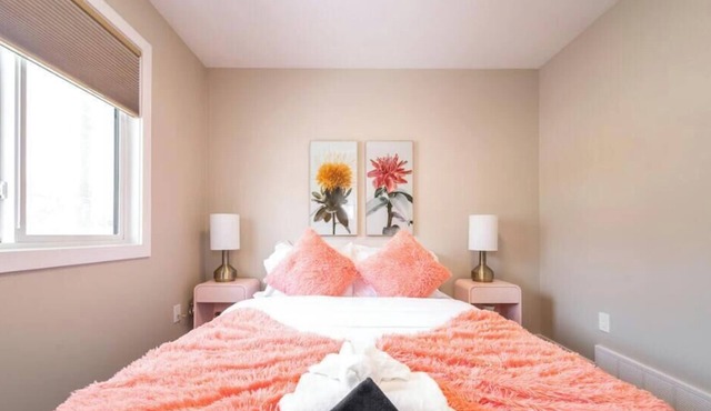 Dual-Suite Getaway - Sleeps 12 - Whyte Ave - NFLX