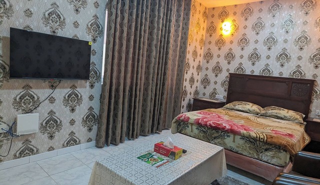 - Dubai Deira: Short-Term Rooms, Great Value -Explore Our Options & Reserve Now!