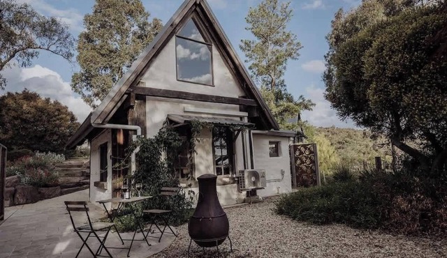 Duck'n Hill Cottage (& EV charge station)