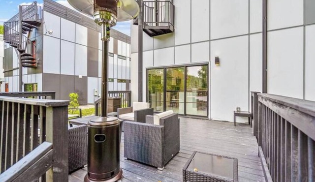 Duke Downtown Chic Urban Getaway